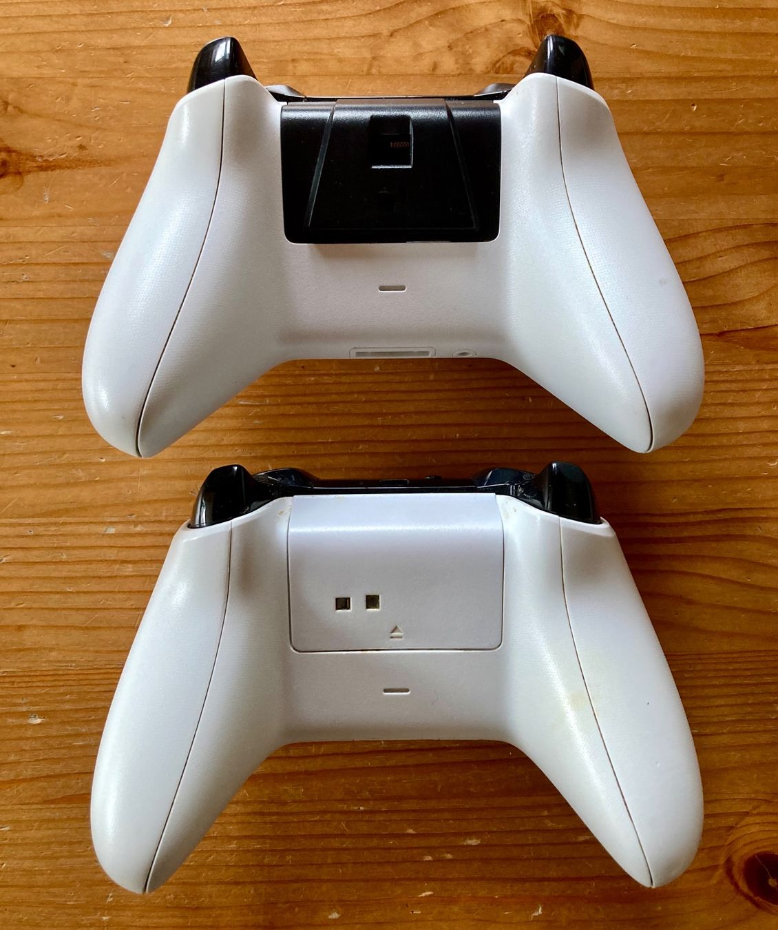 Microsoft Controller: 2x Original Wireless Controller (weiss) - XBOX One – Nuovo (secondo la descrizione) da Zürich venduto da Djmotionch 7