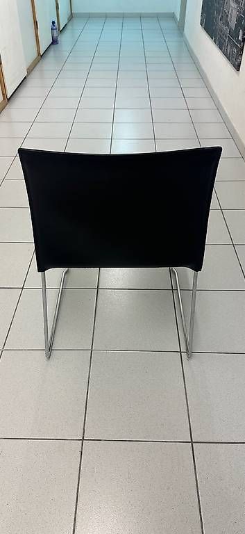 Sedie: Vendo sedia Bizzy in pelle nera  – Usato da Bellinzona venduto da sar_hb5p 1