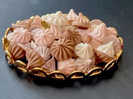 Baisers (Meringues) a/Platte f/ Puppenstuben. NP 22.50.