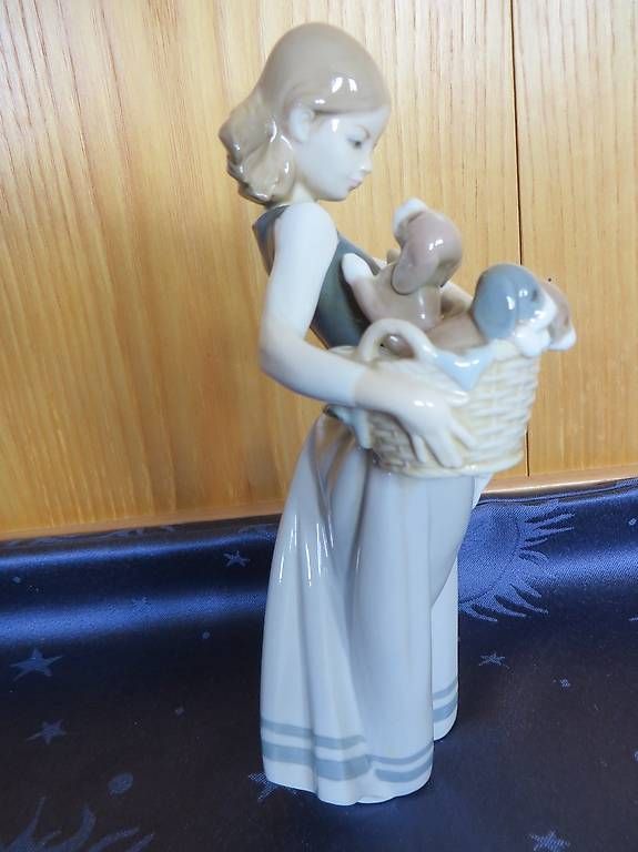 Statuette: Lladro Daisa Figur,Mädchen mit 3 Welpen – Usato da Langrickenbach venduto da zwiebel03 3