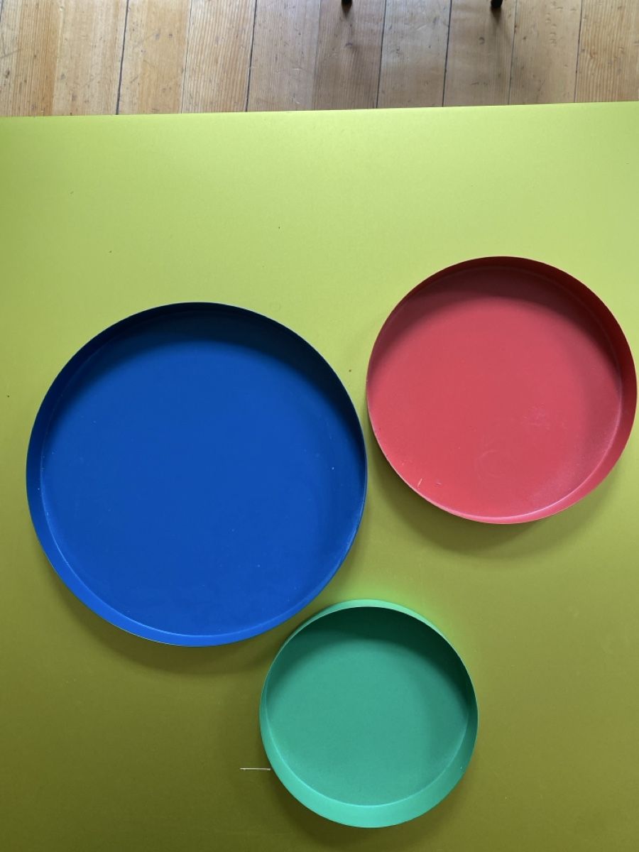 Servierplatten: Plateaux en métal rouge vert bleu – Gebraucht aus Vevey von jet_fdv8