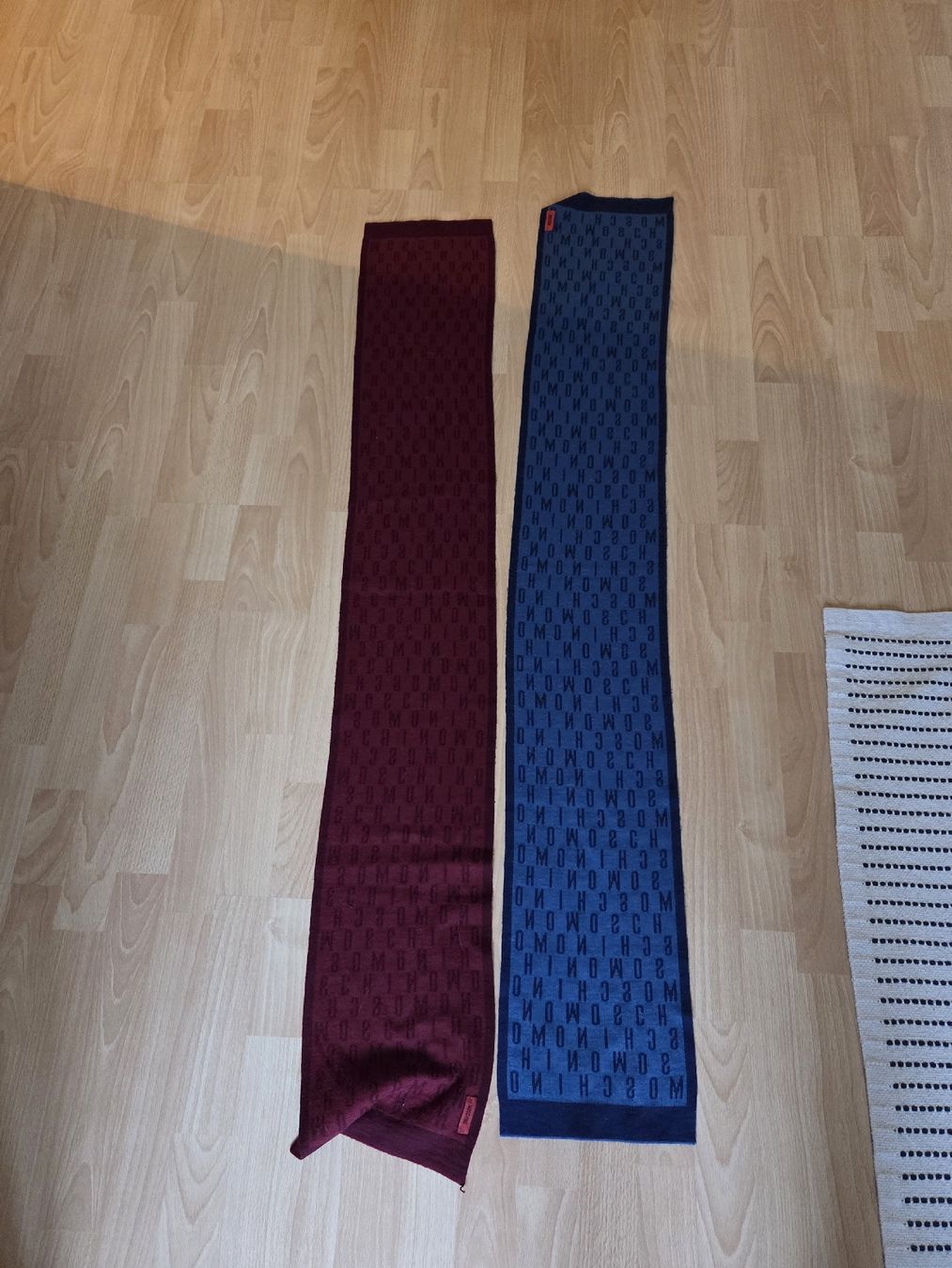 Moschino Foulards, Tücher & Schals: écharpes Moschino – Gebraucht aus Biel/Bienne von Totalkelly 1