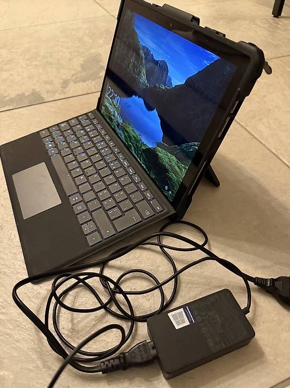 Tablet PC: Microsoft Surface Pro 5, 256GB inkl. Tastatur & UAG Case – Usato da Thun venduto da sch_pg8n 1