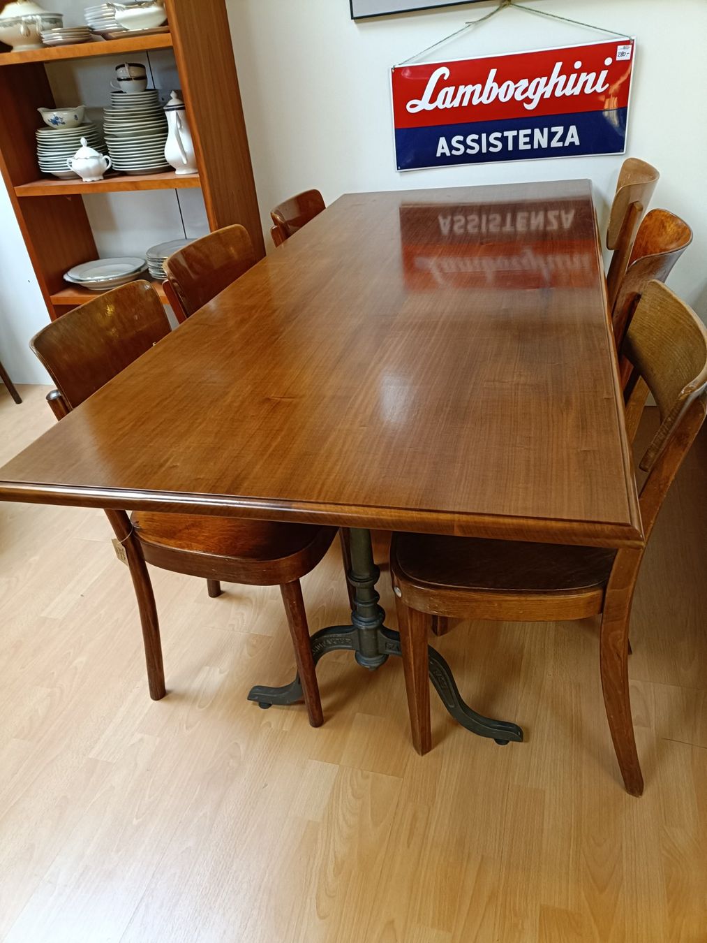 Tavoli: Holztisch mit Gussfüssen – Nuovo (secondo la descrizione) da Köniz venduto da Brockenreich