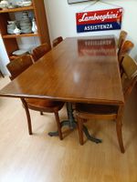 Holztisch mit Gussfüssen