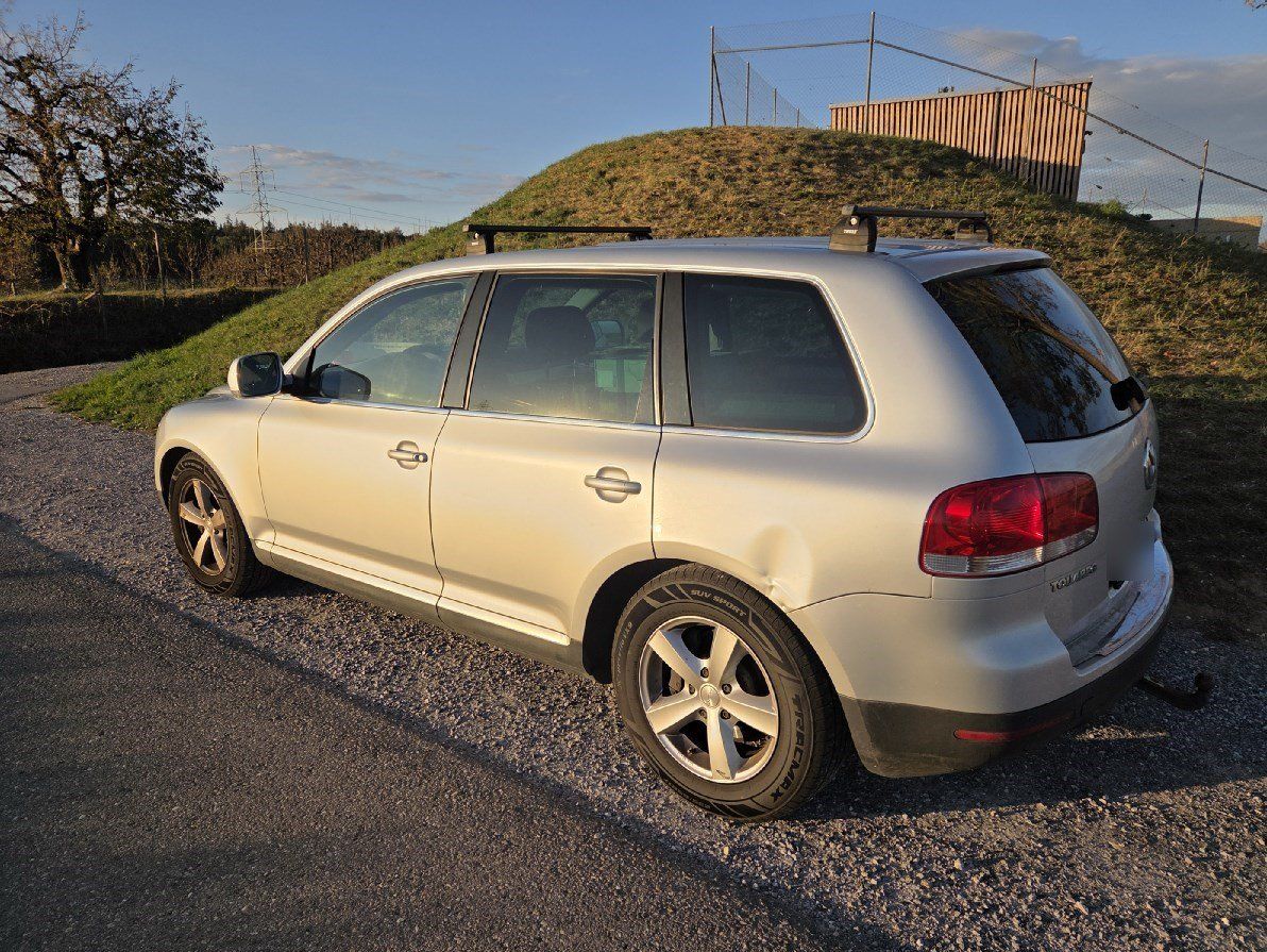 VW Autos: Touareg 2004, gebraucht, div. Mängel, Export oder Teile – D'occasion à Buchs ZH par JonnyD 2
