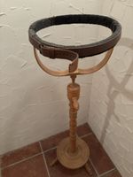 Alter Stickrahmen mit Ständerfuss