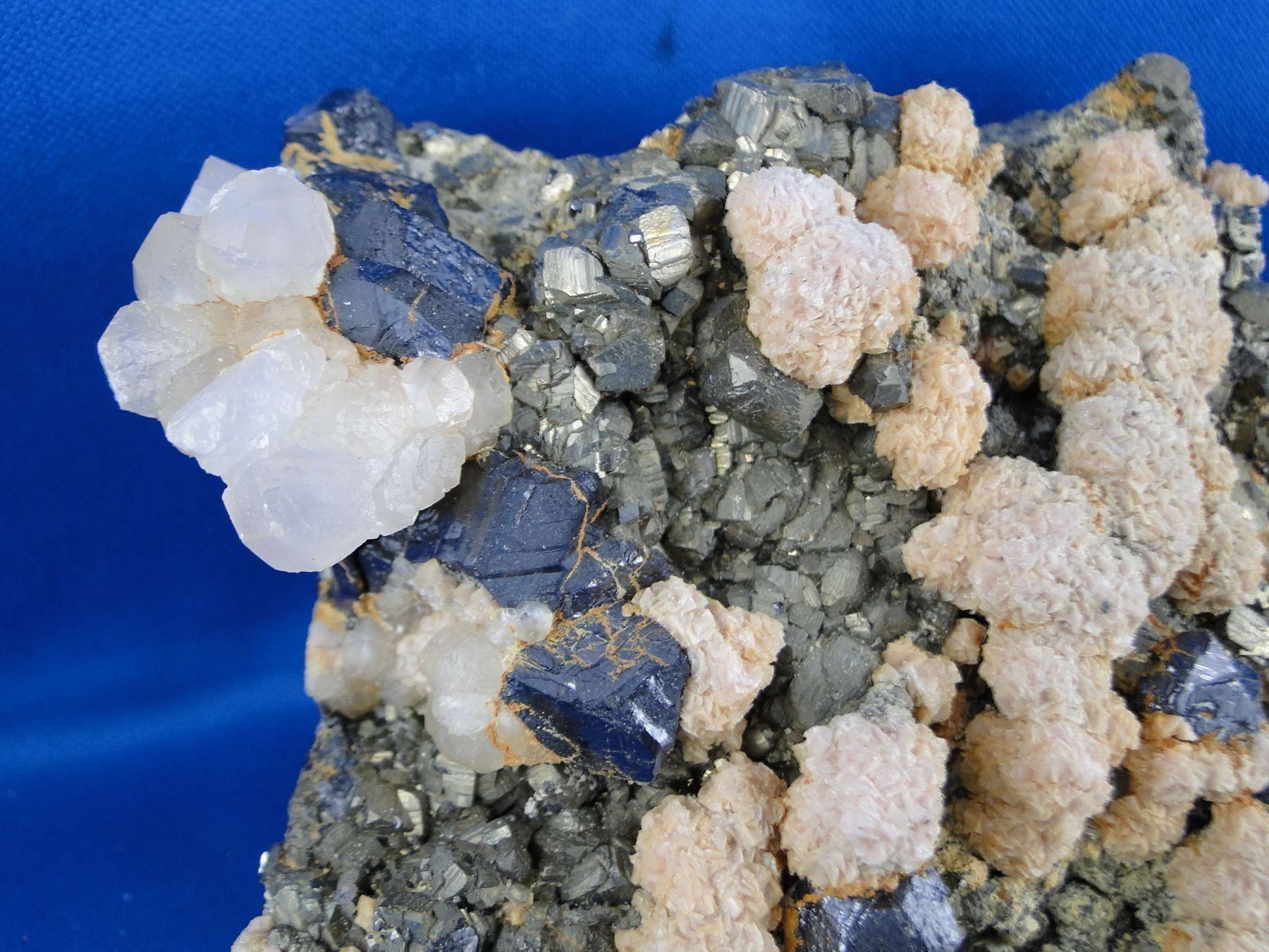 Minerali & Pietre curative: Rhodochrosit mit Sphalerit und Pyrit – Usato da Schinznach Bad venduto da Demerald 1