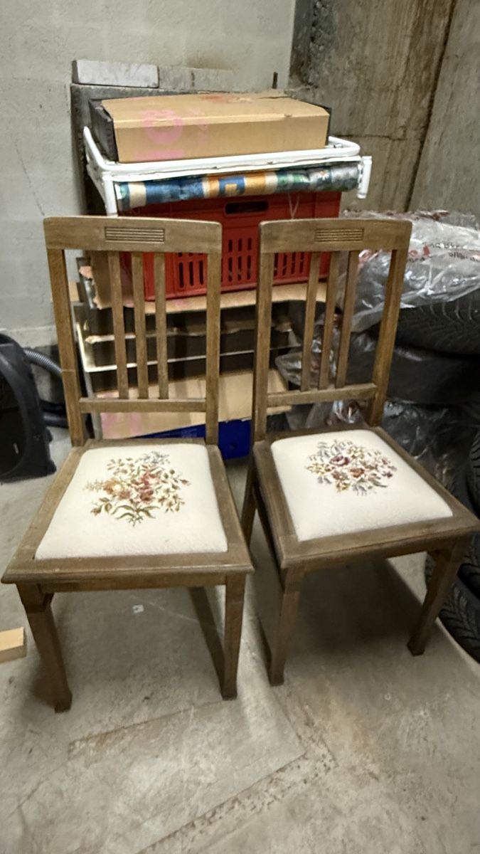 Chaises: 2 Holzstühle mit Blumenmuster Sitzfläche – D'occasion à Uster par Macita56