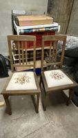 2 Holzstühle mit Blumenmuster Sitzfläche
