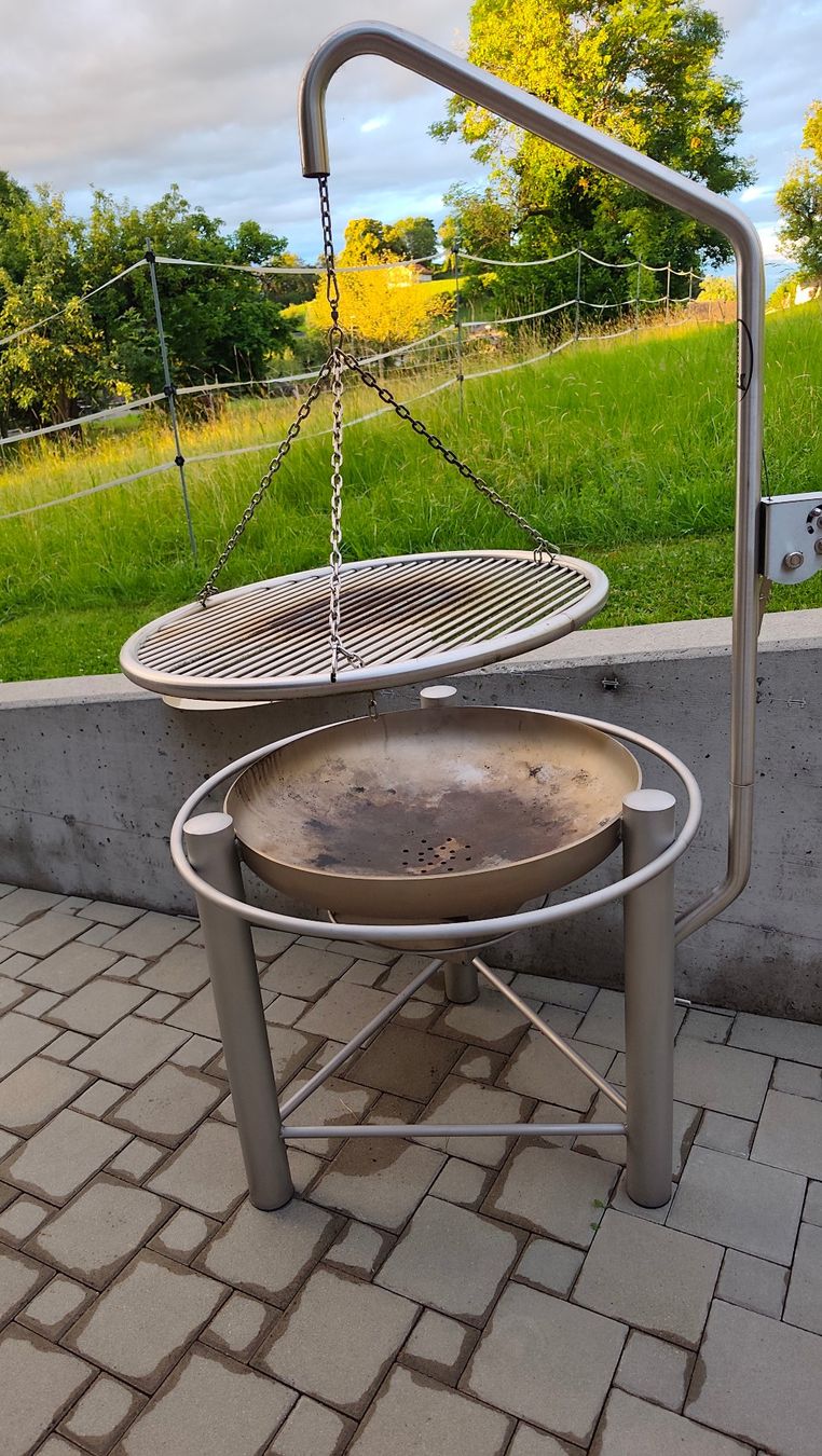 Griglie: Edelstahlgrill mit Höhenverstellbarem Gitterrost – Usato da Rheineck venduto da Birdsofpray 1