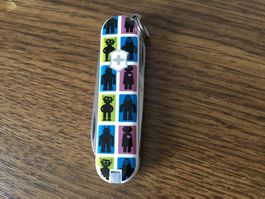 VICTORINOX - Classic Limited Edition 2011 - Chanting Robots