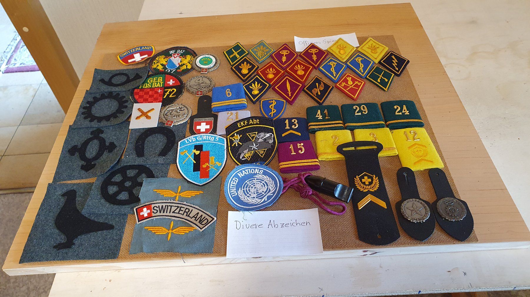 Armée suisse Uniformes: Diverse Abzeichen der Schweizer Armee – D'occasion à Richigen par Auerhahn11