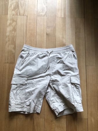 kurze Hose, beige Gummiband und Schnur