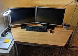 Gratis robuster Bürotisch