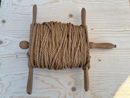alte Wäscheleine mit Holzhaspel