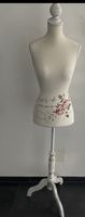 Schneiderpuppe mit Blumenmuster weiss guter Zustand