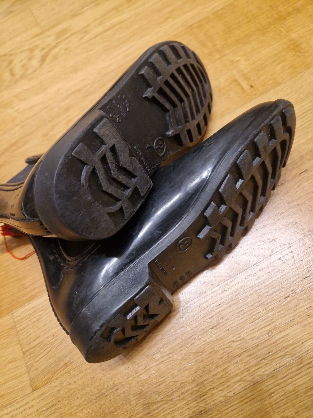 Scarpe per ragazze: Bottines botte imperméables noires pailletées taille 34 – Usato da Penthaz venduto da Sosotroc 1