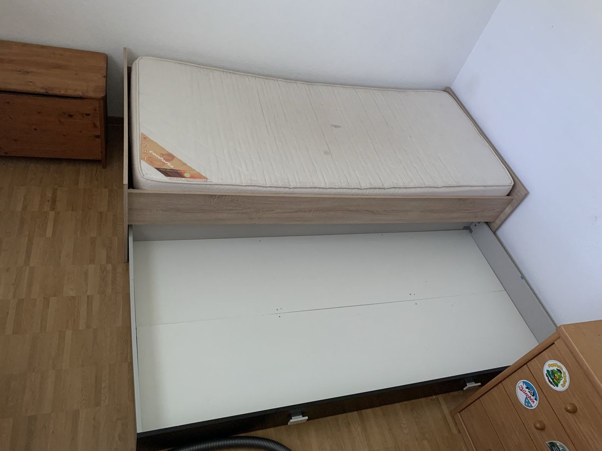 Betten: Bett mit Lattenrost – Gebraucht aus Perlen von  1