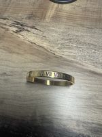 Eleganter goldfarbener Armreif mit römischen Ziffern – neu