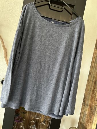 Dunkelblaues Langarmshirt 