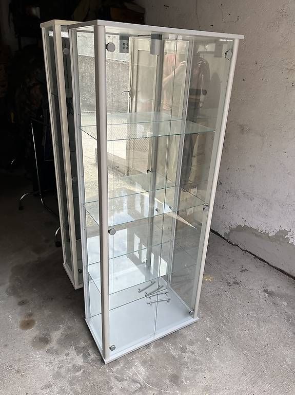 Vetrine: Vitrine grise avec éclairage – Usato da Villaz-St-Pierre venduto da Kopeck_Militaria