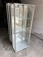 Vitrine grise avec éclairage