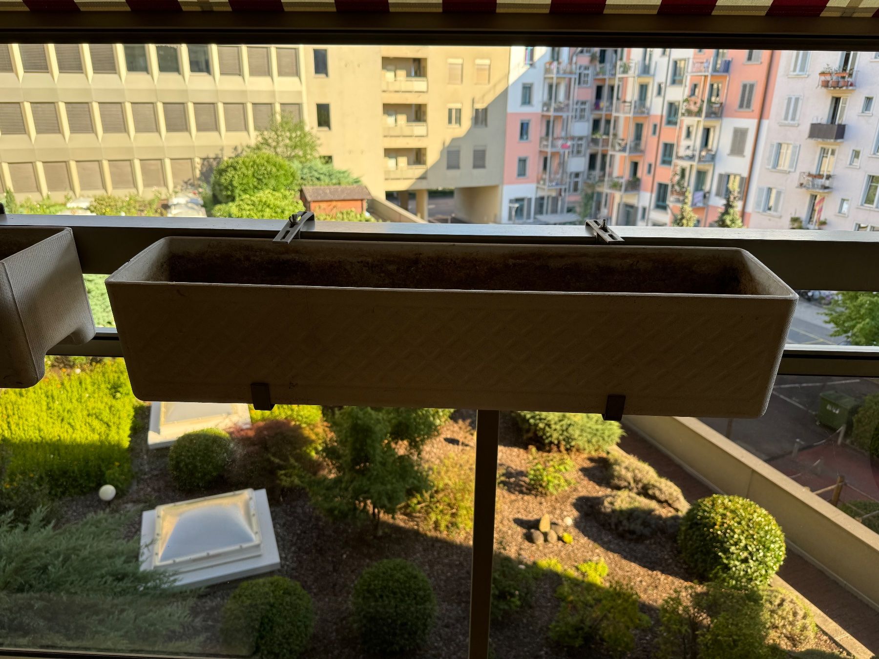 Eternit Pots de fleurs: 2 Stück Eternit Planzenttröge mit Bemusterung – D'occasion à Zürich par PhilippeMueller 1
