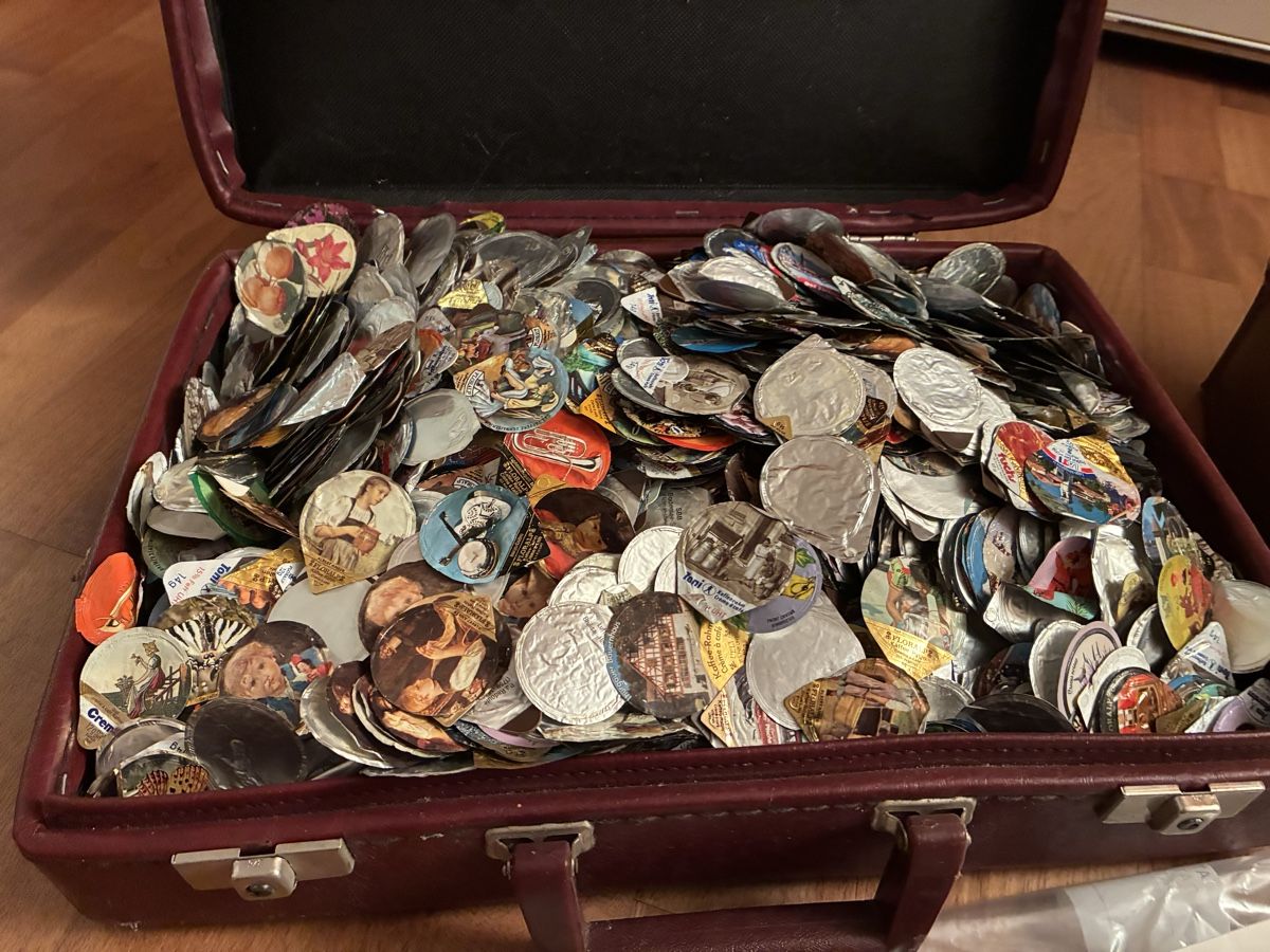 Coperchi dei cremini per caffè: Grosse Kaffeerahmdeckeli Deckel Sammlung mit Katalog – Usato da Auslikon venduto da Velvet654 1