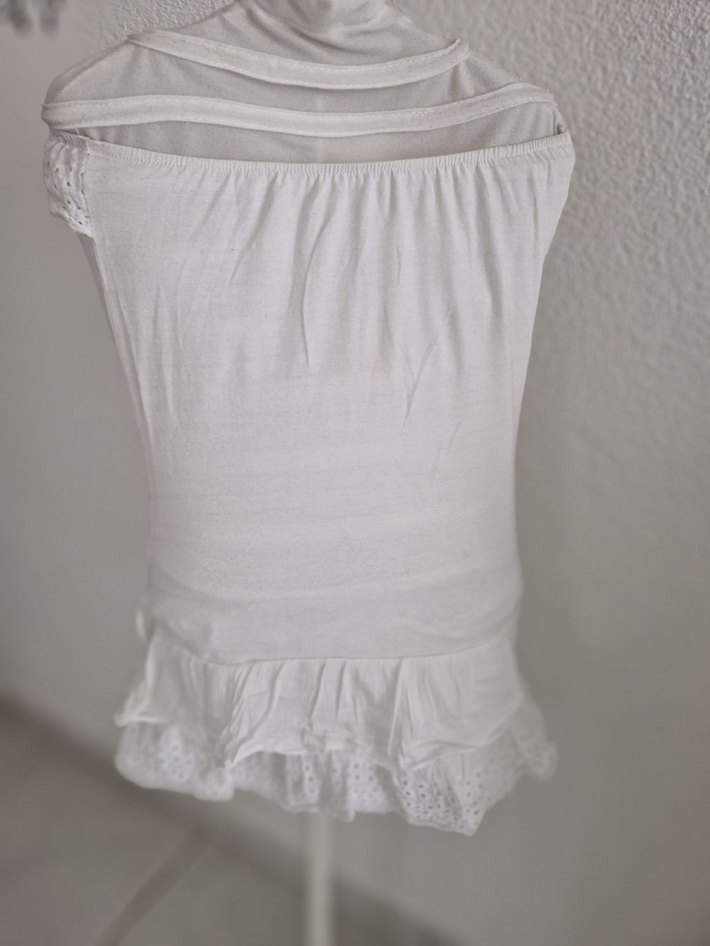 Tops: White Cotton Blend Top with Ruffles – Gebraucht aus Bassersdorf von DonSolo 1