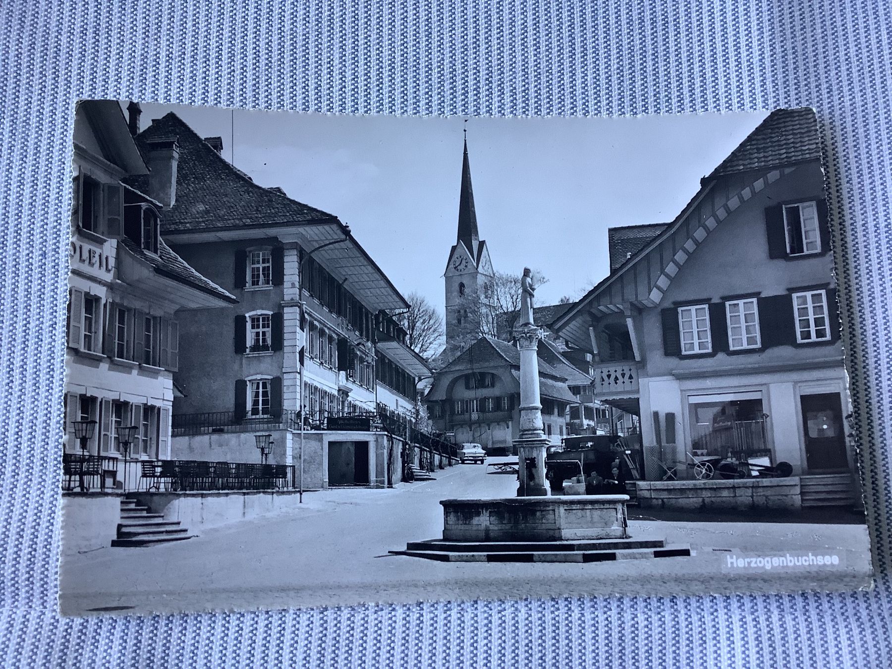 Ansichtskarten: Herzogenbuchsee - Dorfplatz mit Brunnen – Gebraucht aus Bassersdorf von F-104fan