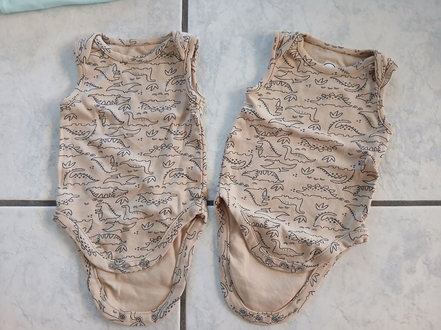 Lotti & Set di vestiti: Dino Bodies Gr. 50-56 Sommer – Nuovo (secondo la descrizione) da Bremgarten AG venduto da Finoae
