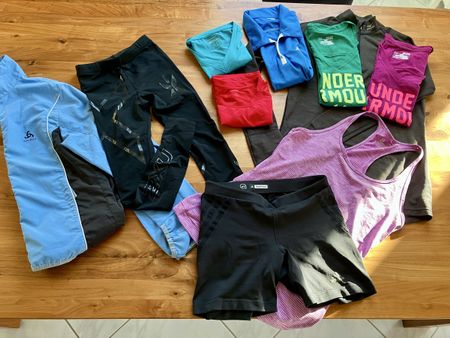 Running- resp. Sportkleider: 2XU, adidas, under armour etc.