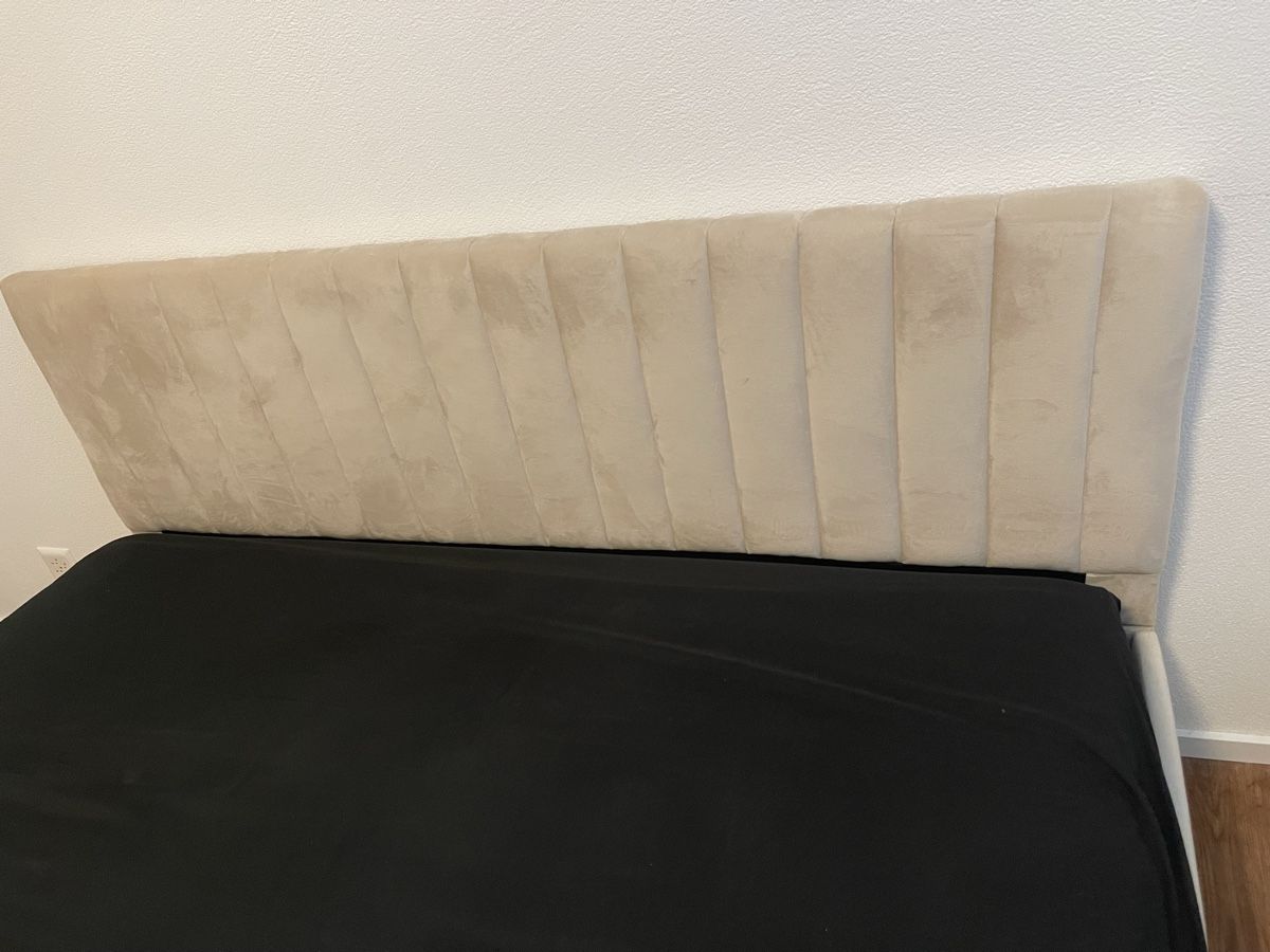 Gonser Betten: Modern Queen Bed Frame - Beige Velvet  – Gebraucht aus Felsberg von joa_5z2s 4