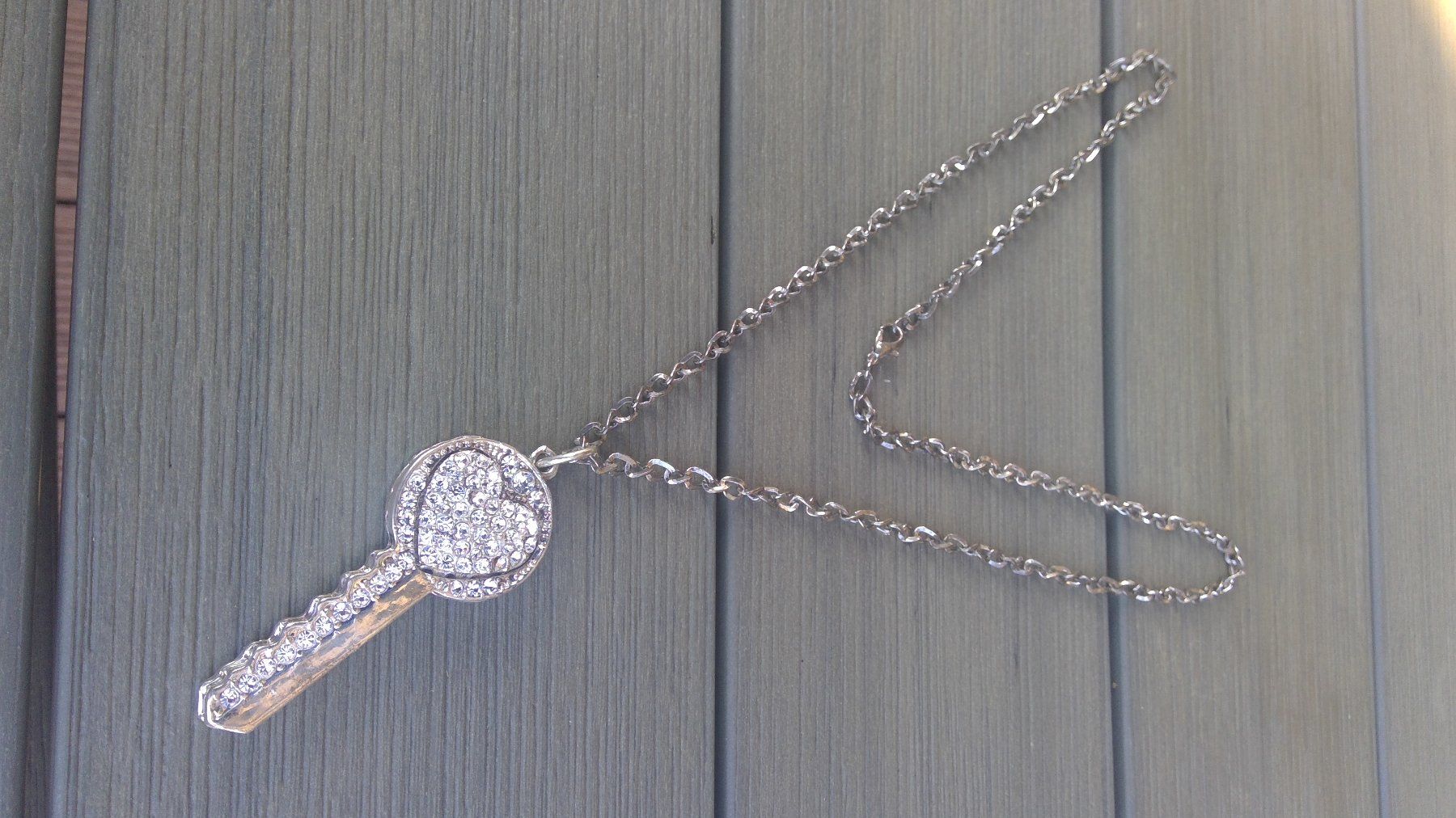 Catenine: Collier sautoir avec double CLEF en strass, NEUF – Nuovo e nell'imballaggio originale da Agiez venduto da chouchanelle 2