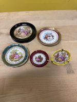 Konvolut 5 Miniaturtellerchen Limoges Porzellan mit Szenen