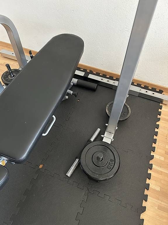 Hometrainer: Hantelbank mit Gewichten – Usato da Wettingen venduto da zesiziesi 2