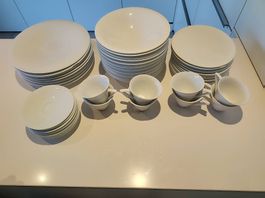 Set vaisselle (assiettes et tasses) 9-12 Pers.