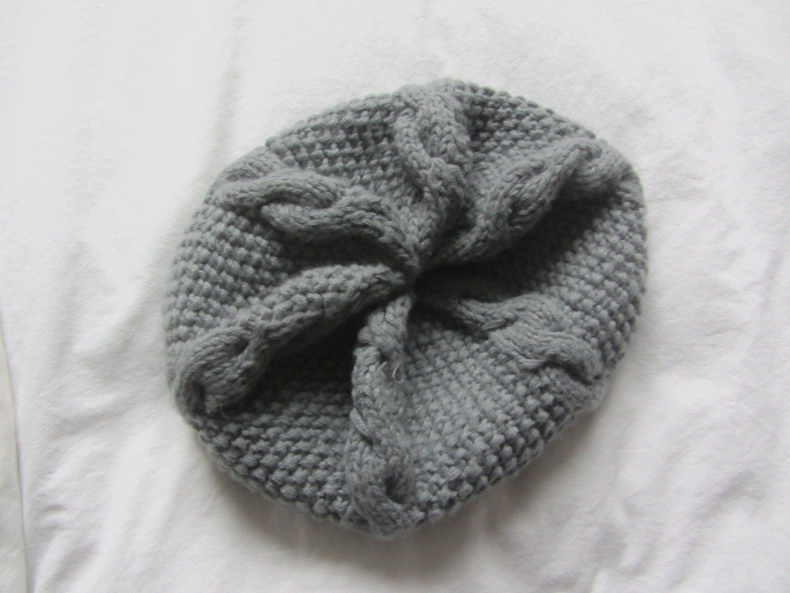 Chapeaux, bonnets & casquettes: Strickmütze hellgrau – D'occasion à Zürich par Diazaio