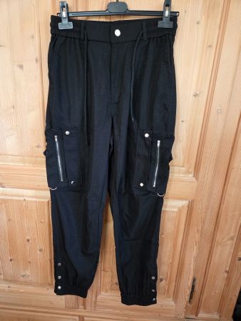Schwarze Cargohose mit Details, neuwertig, Grösse S
