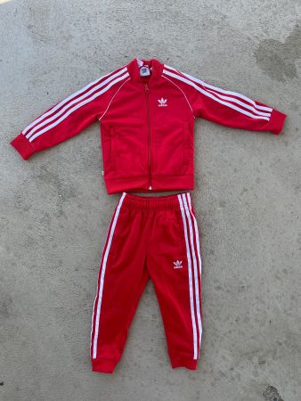 Roter Kinder Adidas Trainingsanzug (Grösse 104)
