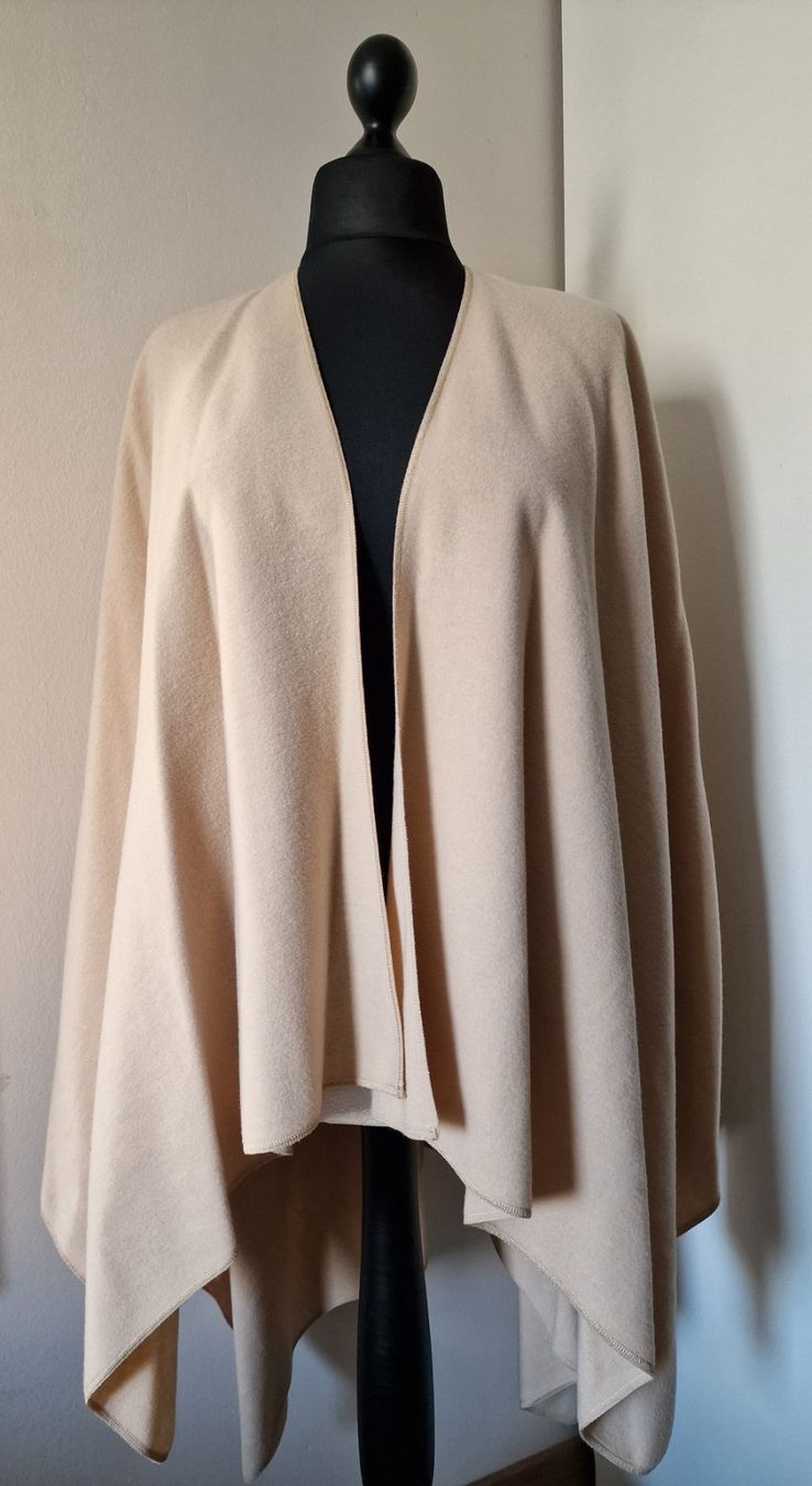 Marc Cain Altro in Moda donna: Damen Umhang hellbeige einfarbig Marccain – Usato da Münchenstein venduto da strolch001