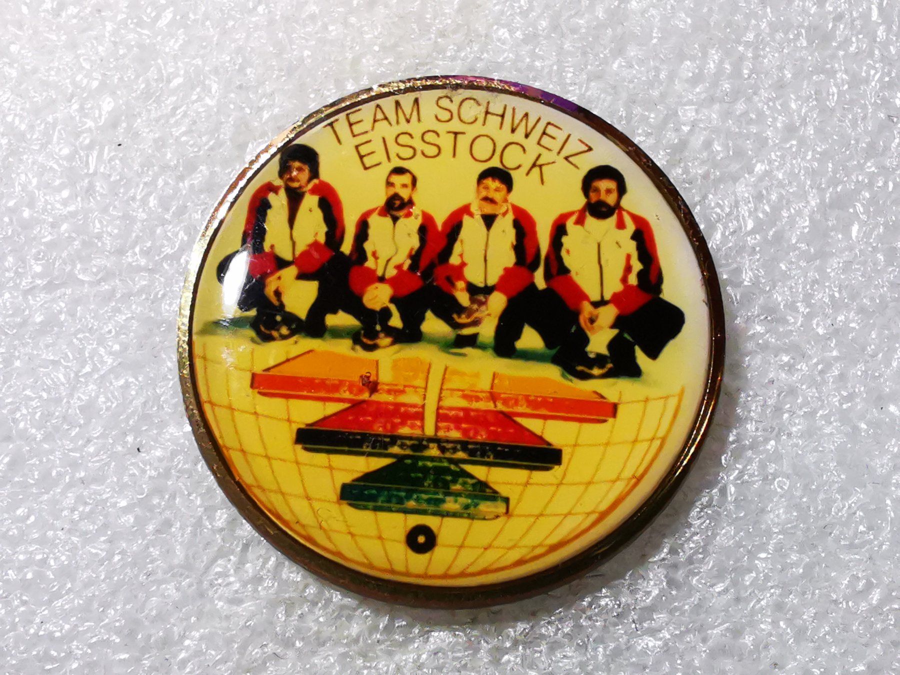 Placchette & Badge: Ansteckpin 77: Eisstock Team Schweiz – Usato da Oppligen venduto da Pin-Fall-Shop