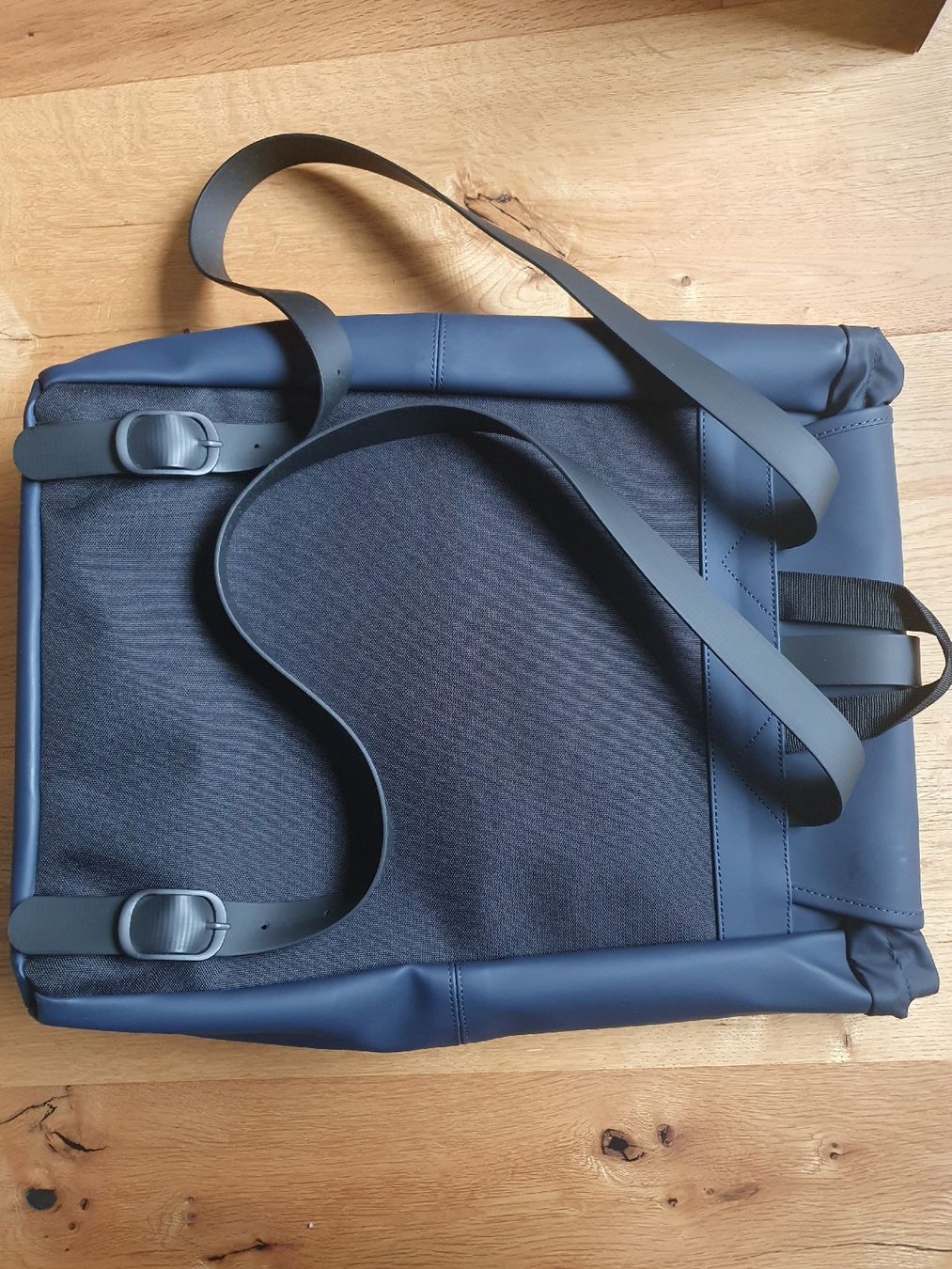 Rains Zaini: RAINS Rucksack Dunkelblau – Nuovo (secondo la descrizione) da Glis venduto da Shortbread_ 1
