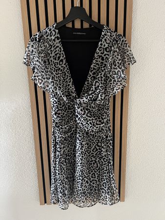 Kleid mit Leo-Muster von Guess Grösse S kurzarm