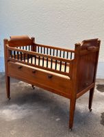 Kindebett Holz mit Rollen Antik