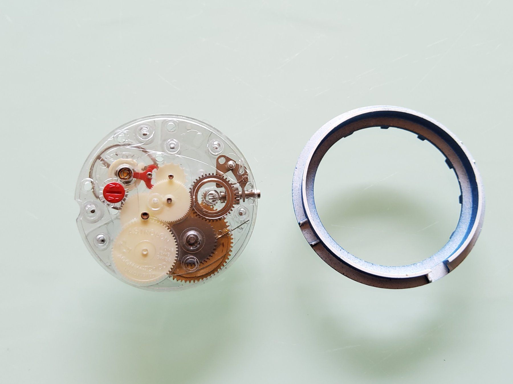 Uhren: Deux mouvements de montre "Astrolon" – Gebraucht aus Malleray von Broc-Mo 4