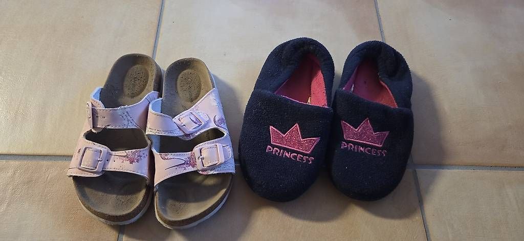Scarpe per ragazze: Sandales et pantoufles taille 34 – Usato da Sergey venduto da FSD12