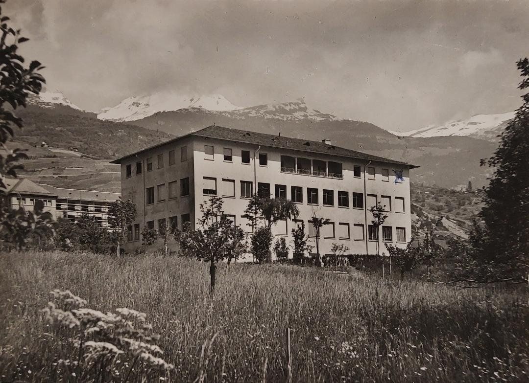 Ansichtskarten: SIERRE - "Les Buissonnets" - Ecole de Commerce Jeunes Filles – Gebraucht aus Delémont von Domdom1
