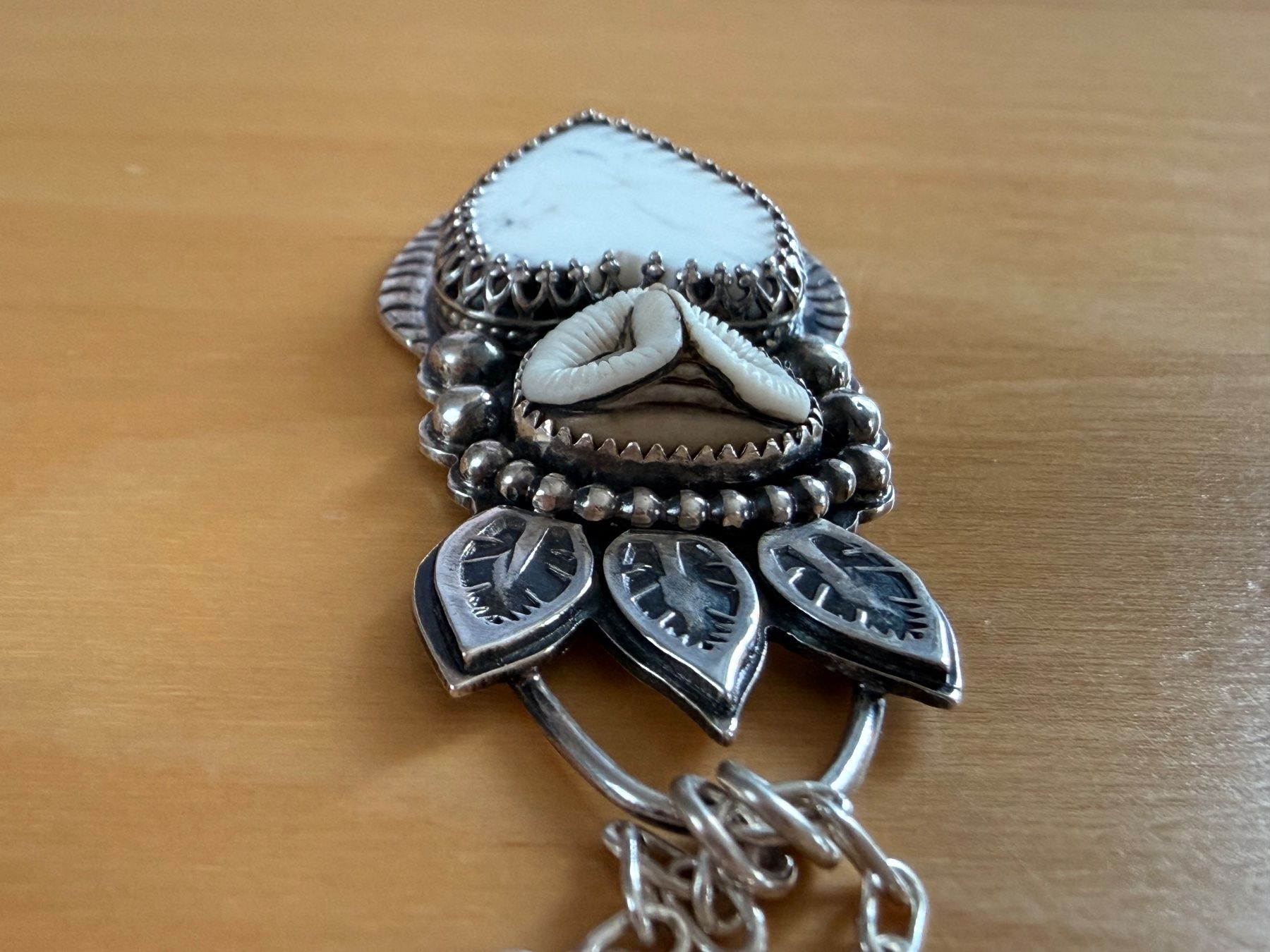 Catenine: Kette mit LAURA MEARS Eule und WHITE BUFFALO – Nuovo e nell'imballaggio originale da Frauenfeld venduto da Scleo 6